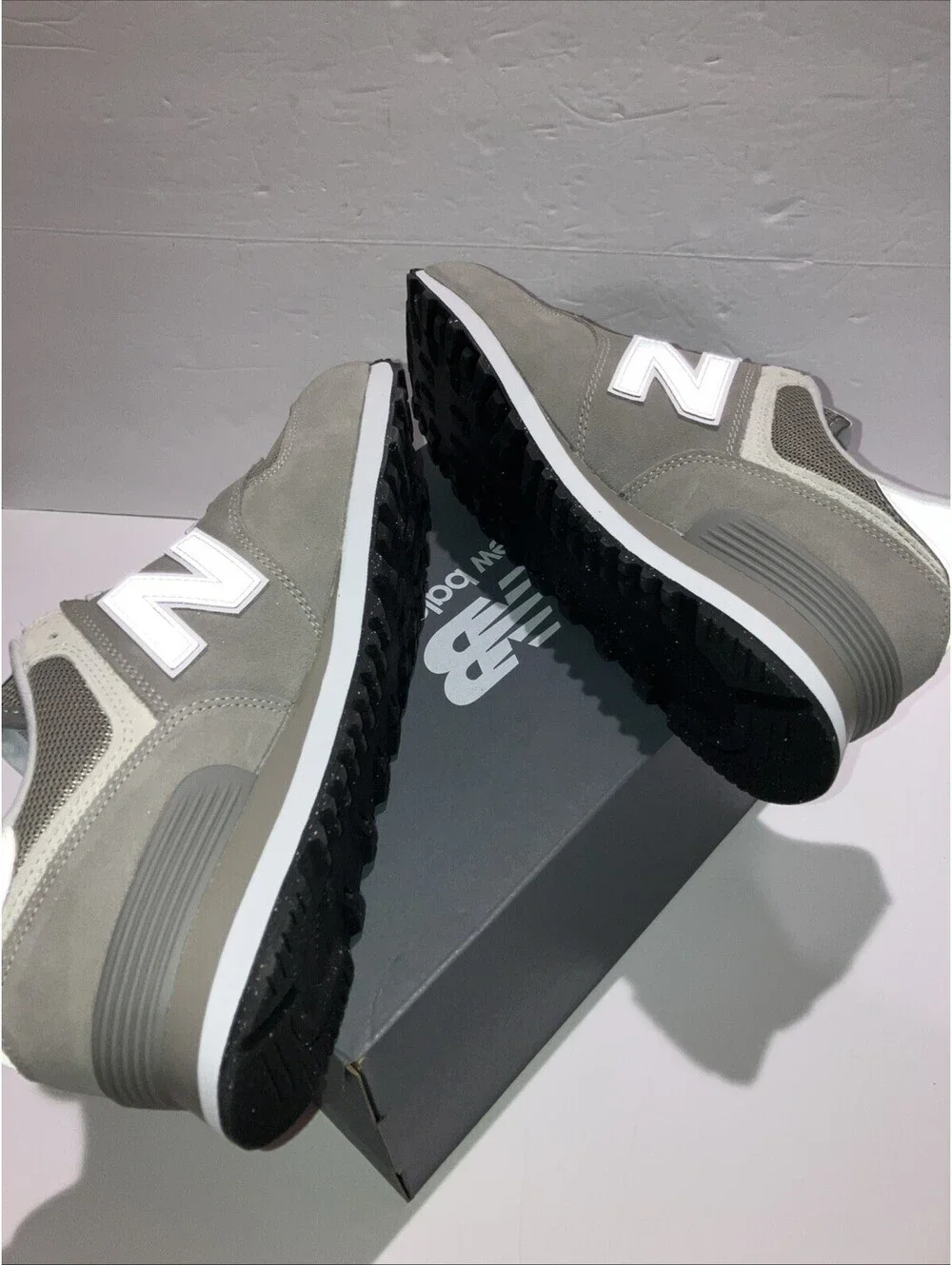 New Balance Men’s Size 9 574 Core Classics Gray/White ML574EVG NEW